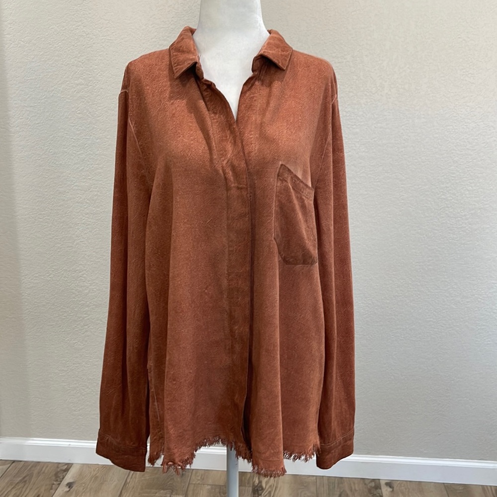 LIKE NEW UMGEE BUTTON DOWN TOP - Picture 1 of 10